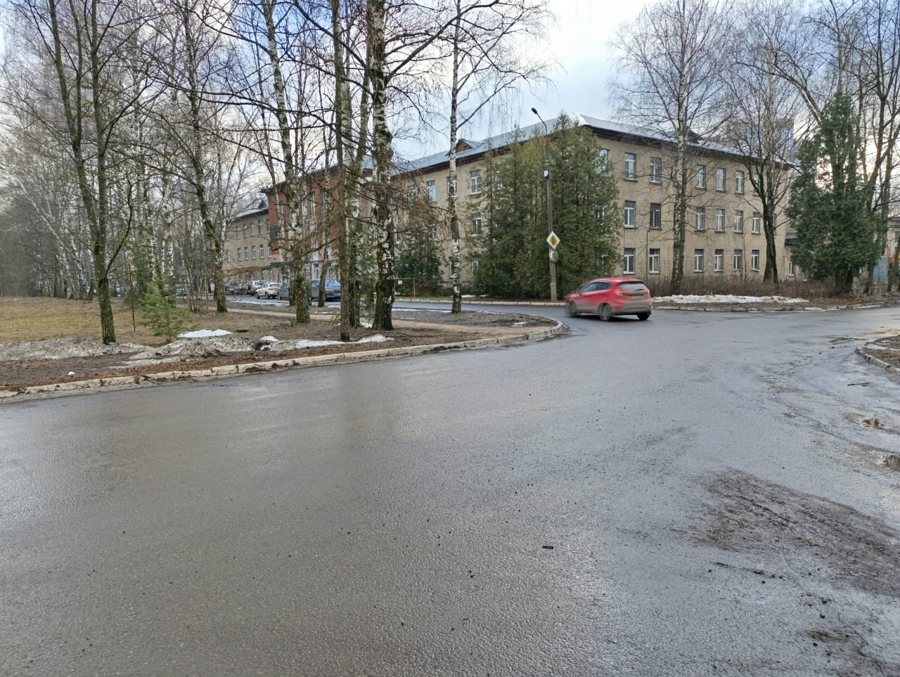 После въезда через КПП первый поворот налево